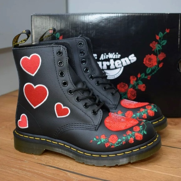 Dr MARTENS 1460 PASCAL HEARTS Black Red Embroid - Picture 2 of 12